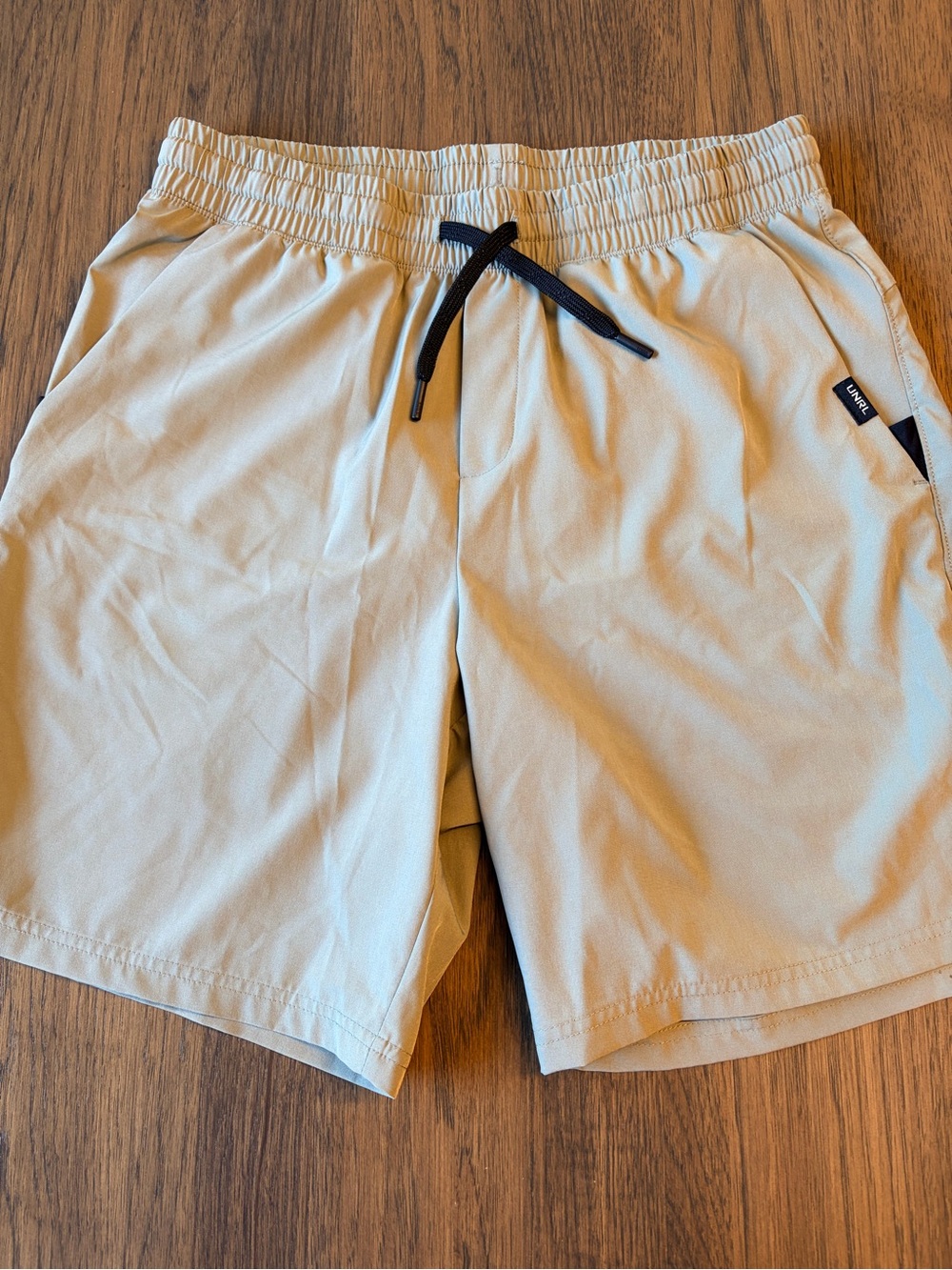 Men’s UNRL stride short, size medium. Size 7.5”

Color pebble 

Worn 3 times